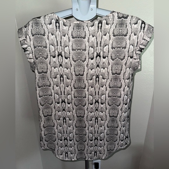 Express White Cap Sleeve Blouse - Picture 2 of 3